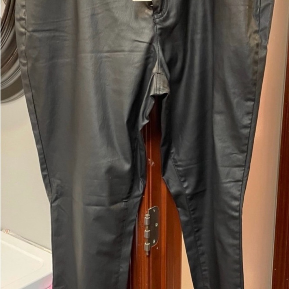 BNWT CATO 18W BLACK MID-RISE STRAIGHT LEG FAUX LEATHER PANTS